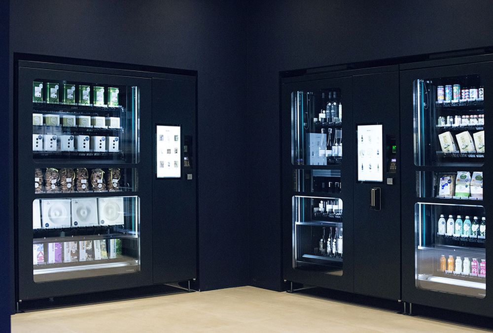 Produtos de alta gastronomia são vendidos em máquina automática em Milão.
