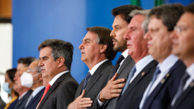 Fábio Faria vai para casa em “Uber” aéreo e visita bases eleitorais em jatos da FAB Fabio Faria na assinatura do contrato do Leilão 5G, ao lado de Bolsonaro no Planalto