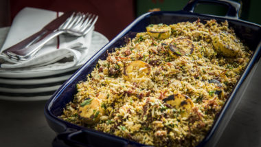 Quer uma farofa de Natal suculenta e diferente? Invista nesta com carne-seca e banana-da-terra Farofa de Natal