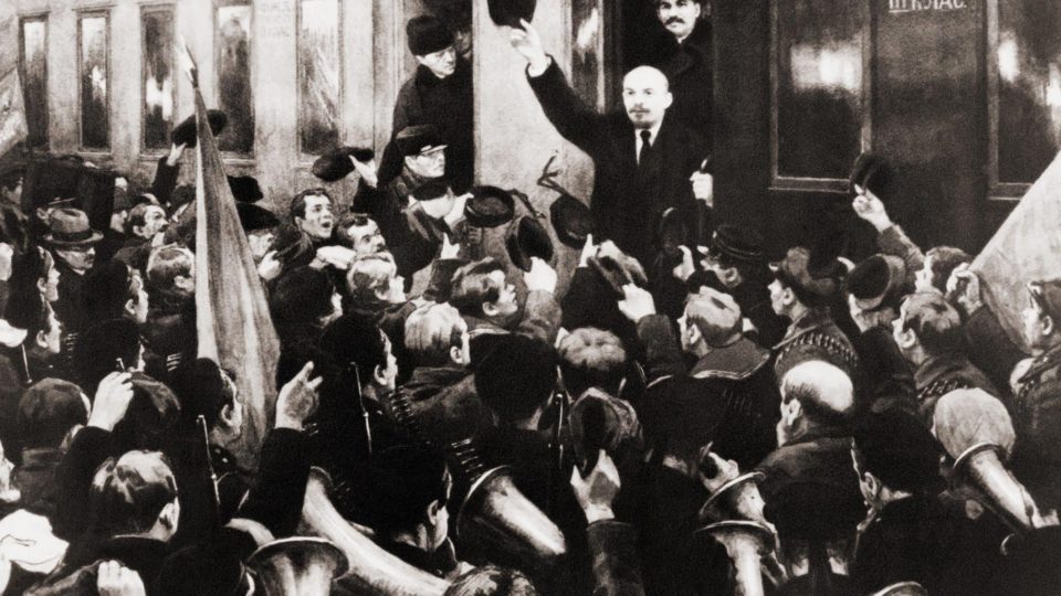 O trem partiu para a estação Finlândia Lênin chega à Estação Finlândia, em São Petersburgo, 16 de abril de 1917, após viagem de uma semana em um vagão lacrado de trem vindo da Suíça