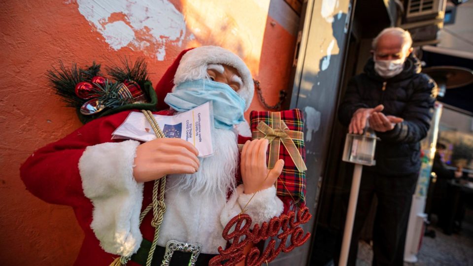 Itália volta a obrigar máscaras ao ar livre