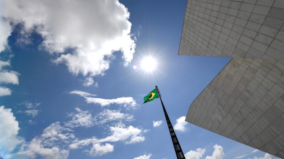 O avanço da “civilinização” Fachada do Panteão da Pátria e da Liberdade Tancredo Neves e a bandeira nacional na Praça dos Três Poderes, em Brasília.