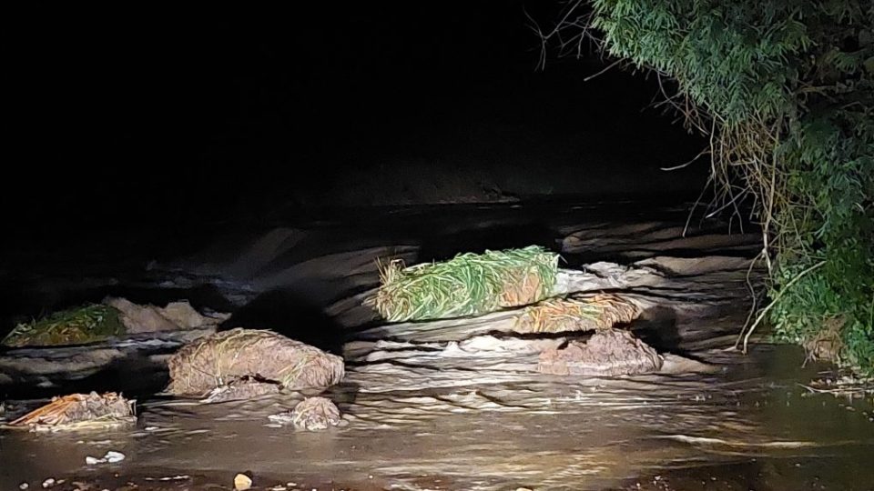 Barragem se rompe e deixa dois municípios em alerta no sul da Bahia Rio Periquito, após rompimento da barragem de Iguá.