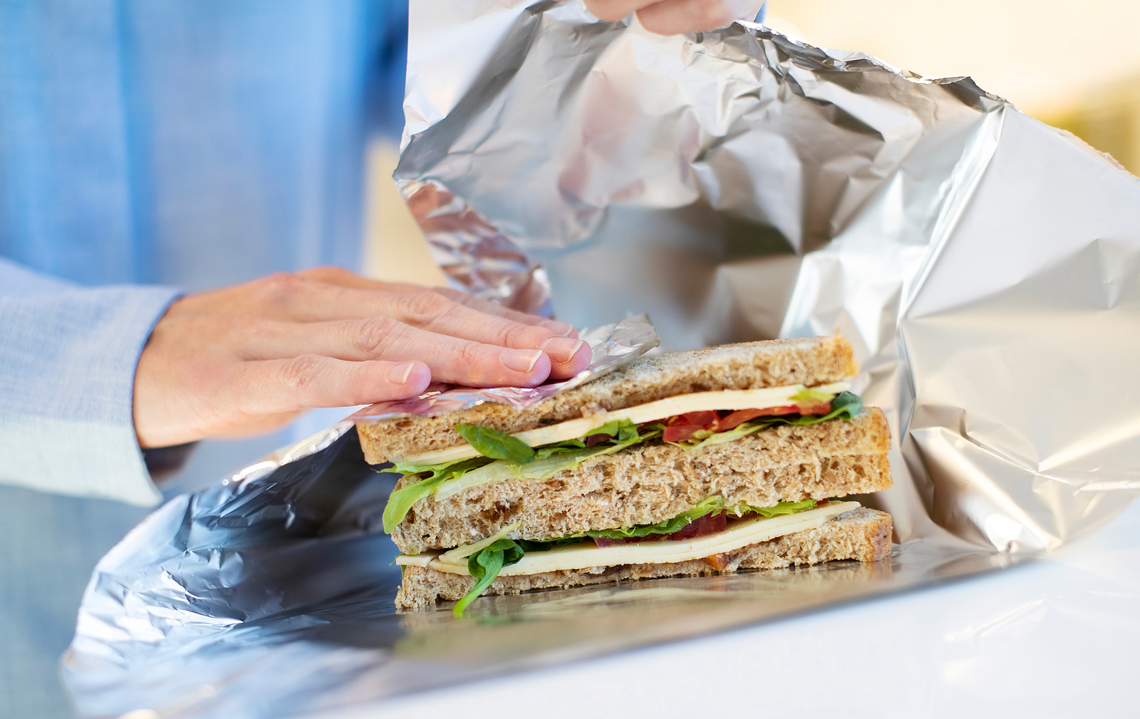 Se o objetivo é manter um alimento frio ou conservado, como um lanche, a dica é embrulhar com o lado brilhante para fora. Foto: Bigstock Se o objetivo é manter um alimento frio ou conservado, como um lanche, a dica é embrulhar com o lado brilhante para fora. Foto: Bigstock