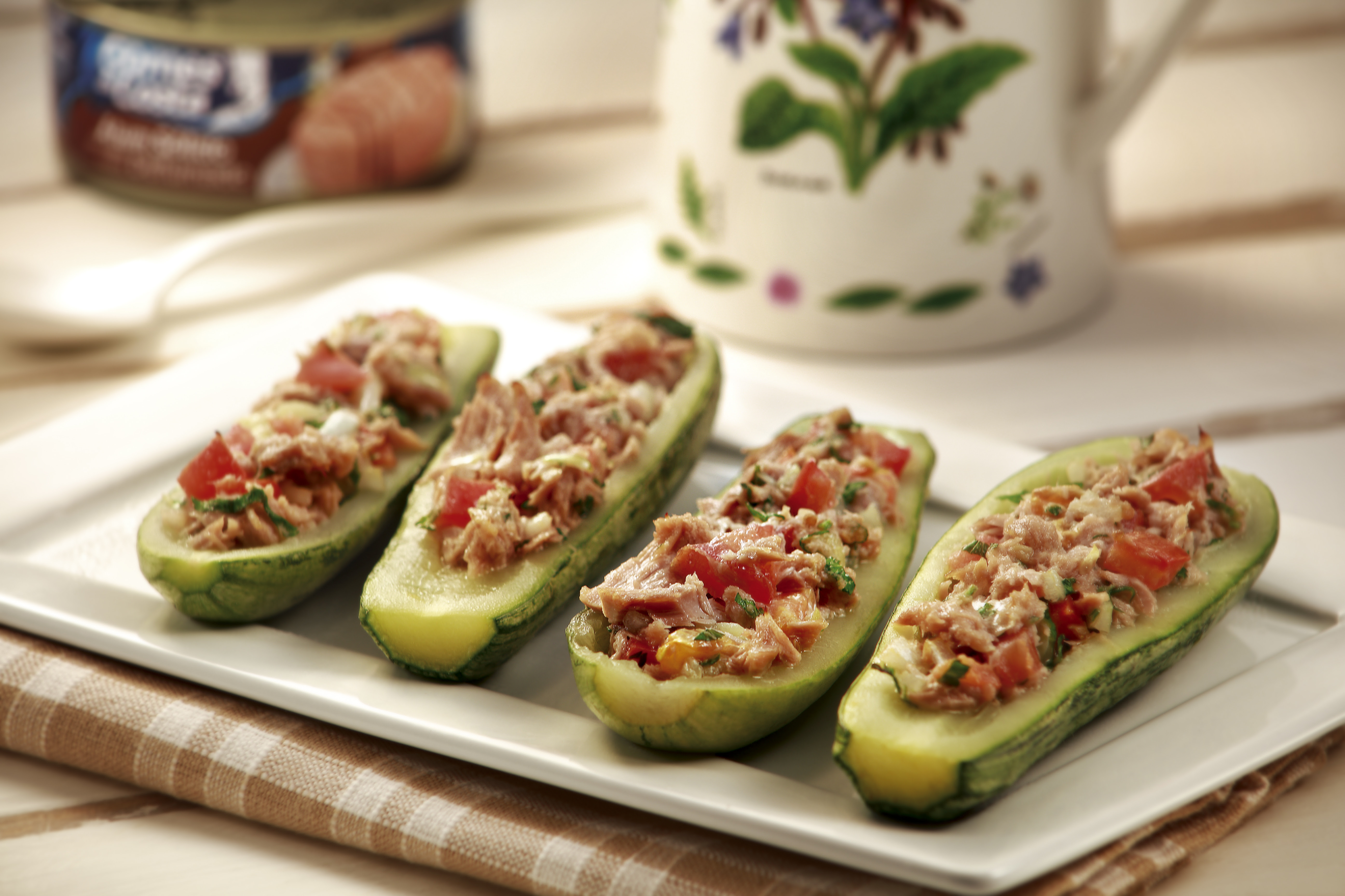 Barquetes de abobrinha recheadas de atum.