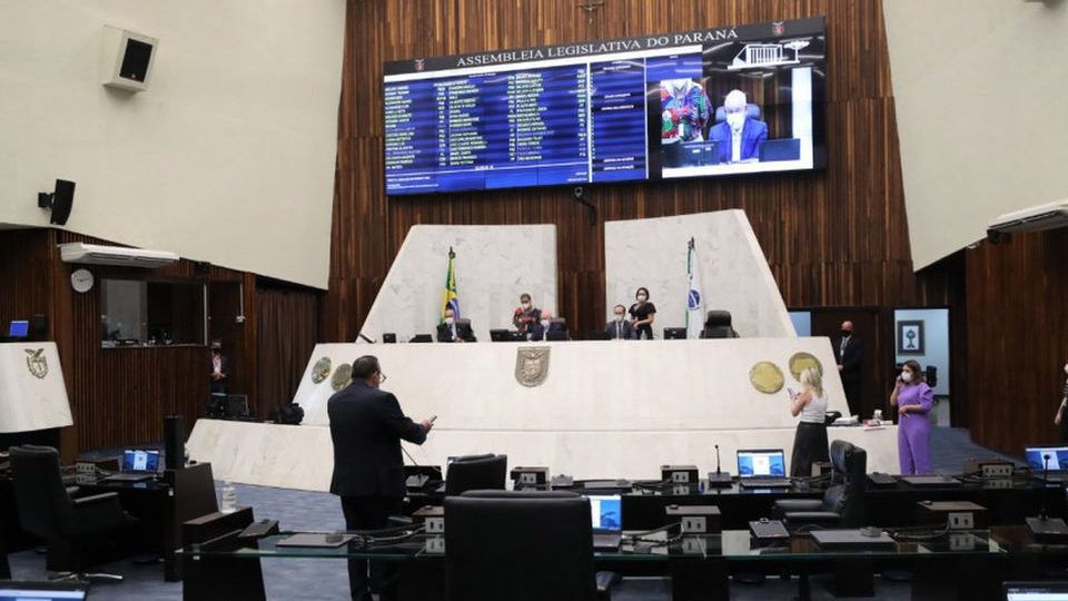 Prejuízo? Lei que Paraná correu para aprovar pode não valer em 2022 Deputados estaduais em sessão extra da Assembleia Legislativa.