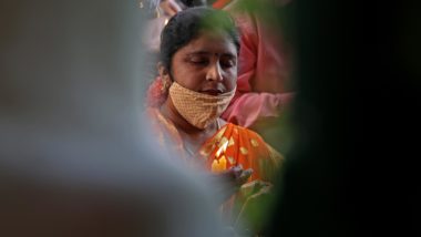 Estátua de Jesus é derrubada em meio a aumento da perseguição a cristãos na Índia Mulher cristã participa de orações durante celebração do Natal na Basílica de Santa Maria, em Bangalore, Índia, 25 de dezembro