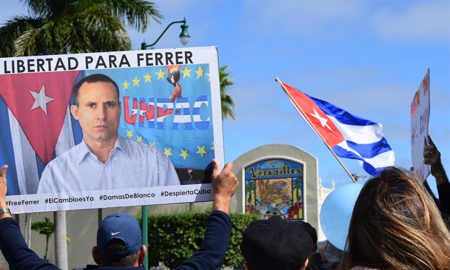 Cuba: Ativista de oposição denuncia condições em que está preso Duzentas pessoas se reuniram em Miami, Flórida (EUA) para pedir a liberdade do opositor cubano José Daniel Ferrer, na conhecida Calle Ocho, em frente ao restaurante Versailles, ponto de encontro regular dos exilados cubanos. O ex-preso político Guido Sigler Amaya interpretou Ferrer durante uma encenação das condições de isolamento e tortura em que o governo cubano mantém Ferrer.