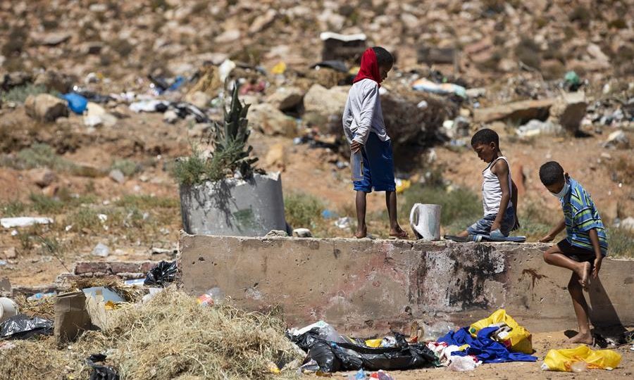 Como a ajuda internacional fracassou na África e a tornou ainda mais pobre Crianças procuram objetos em um depósito de lixo em Touws River, na África do Sul