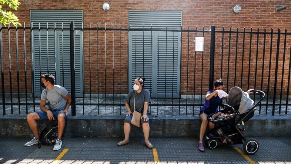 Argentina muda regras de isolamento em casos de Covid-19 e contatos próximos Fila de espera para realização de teste de Covid-19 em Buenos Aires