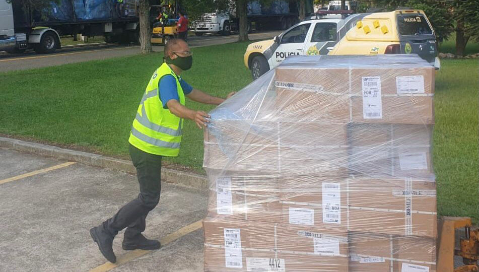 Paraná recebe quase 9 mil armas para a Polícia Militar; mais um lote chega em janeiro Remessa com quase 9 mil pistolas chegou ao Paraná nesta quarta-feira.