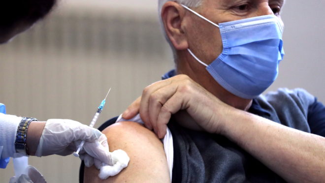 Pandemia fecha 2021 com mais que o dobro do n&uacute;mero de casos de 2020