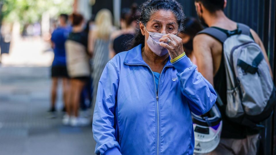Argentina passa a exigir passaporte vacinal para boates, passeios em grupo e outras atividades Mulher com máscara entra em fila para fazer teste de Covid-19 em Buenos Aires