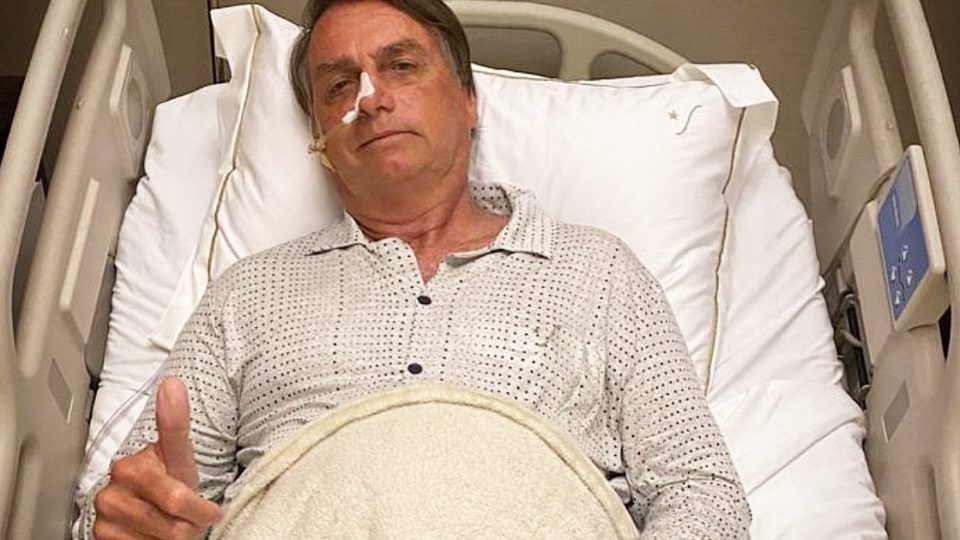 Bolsonaro é internado em São Paulo com obstrução intestinal e não tem previsão de alta Bolsonaro afirmou que começou a passar mal logo após o almoço de domingo e que chegou ao hospital por volta das 3 horas da madrugada desta segunda.