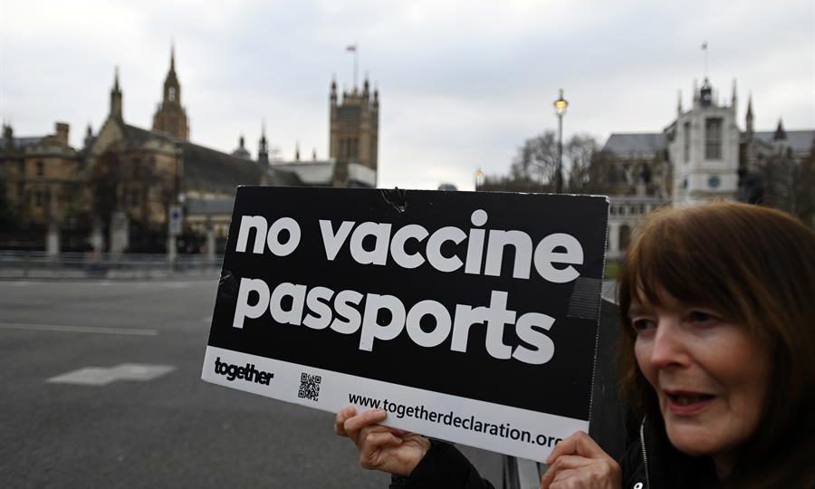 Passaporte sanitário não passa de um apartheid de jaleco Ativista protesta contra passaportes da Covid em frente ao parlamento em Londres, Grã-Bretanha, 14 de dezembro de 2021.