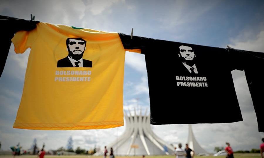 Por que elegeram Bolsonaro e não outro nanico? Camisetas à venda com a imagem de Jair Bolsonaro