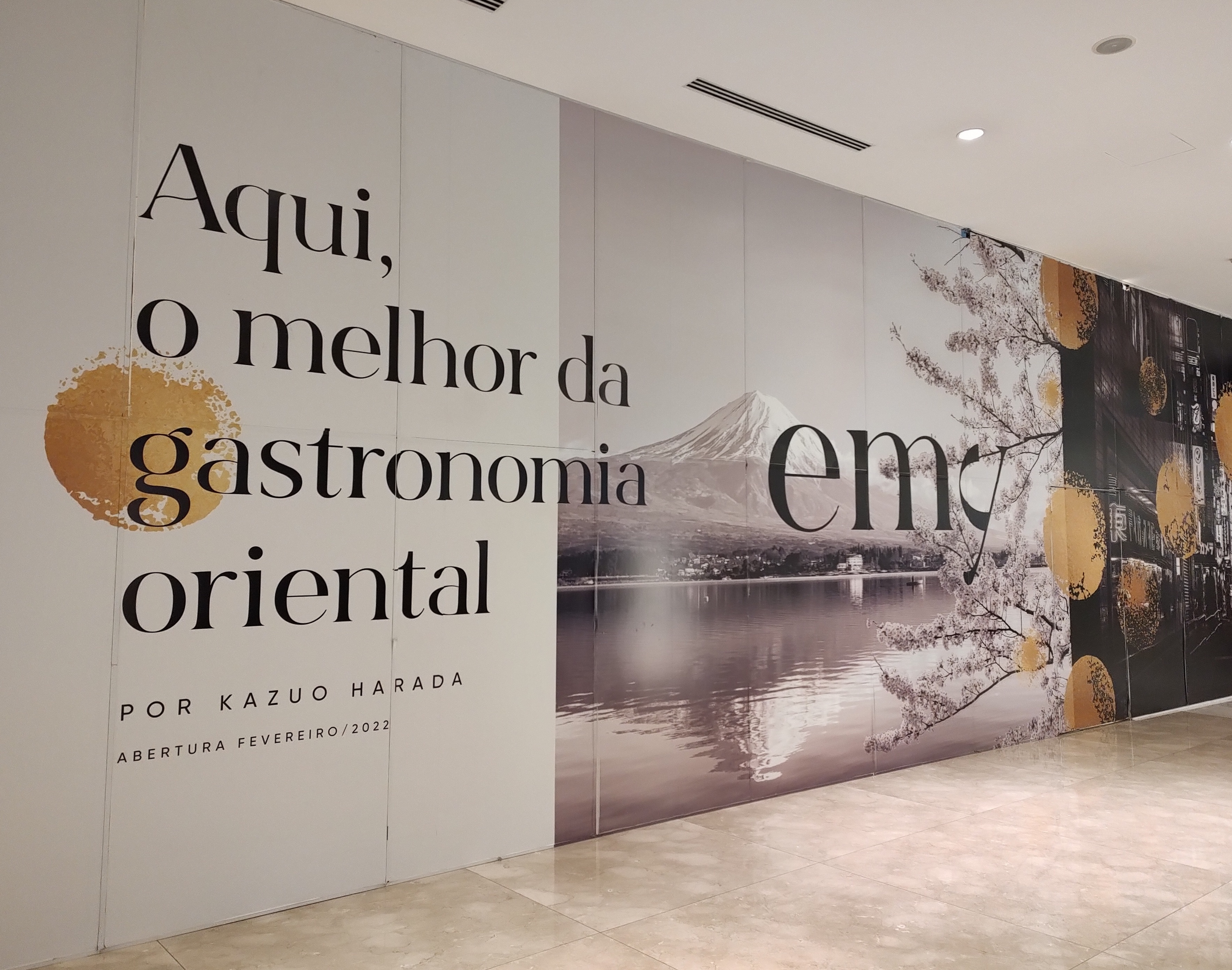 O tapume no Shopping Pátio Batel anuncia a inauguração do Emy para fevereiro. O tapume no Shopping Pátio Batel anuncia a inauguração do Emy para fevereiro.