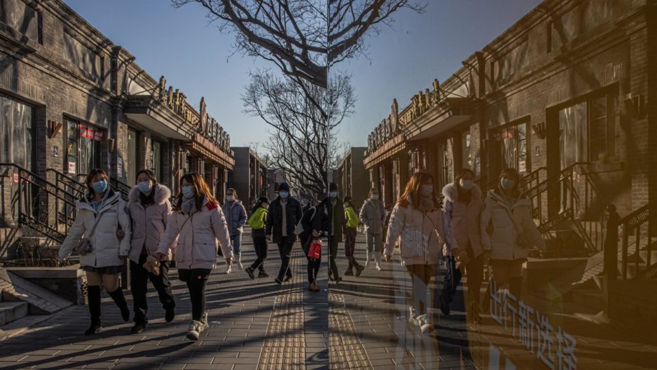 Ex-cônsul da China no Brasil provoca EUA com dado falso sobre mortes por Covid Dados oficiais da China apontam que somente duas mortes pela doença teriam ocorrido no país em 2021, mas estatística não é levada a sério por especialistas