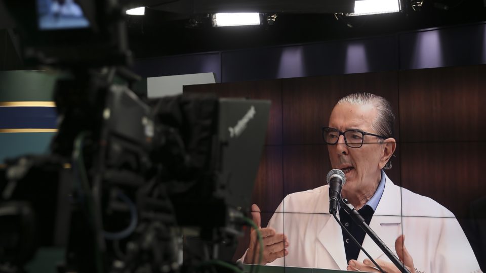 Médico de Bolsonaro chega a São Paulo e descarta necessidade de nova cirurgia antonio macedo - médico - bolsonaro - cirurgia