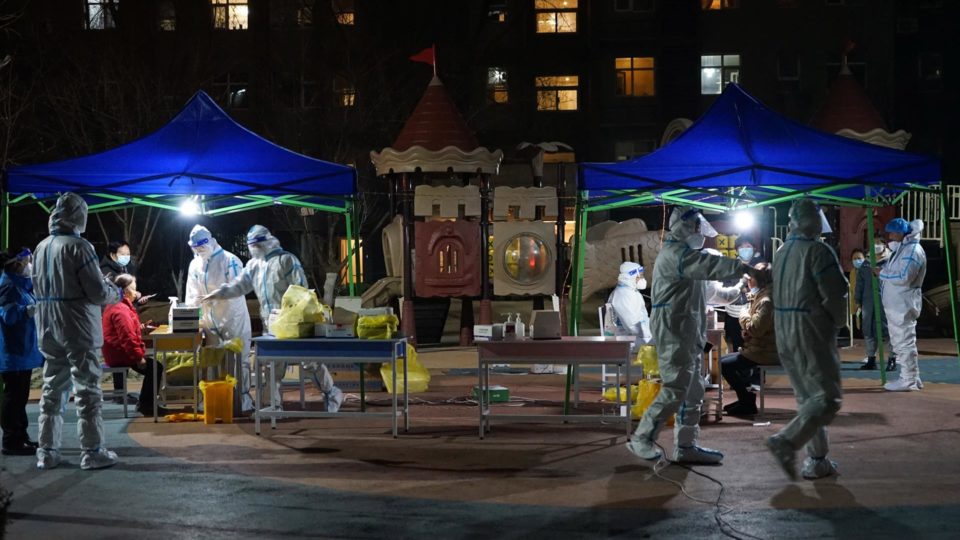 A China está escondendo os verdadeiros números de mortes de Covid-19 Centro de testagem em Xian, cidade onde mais de 13 milhões de pessoas estão confinadas em suas casas devido a um surto de Covid-19