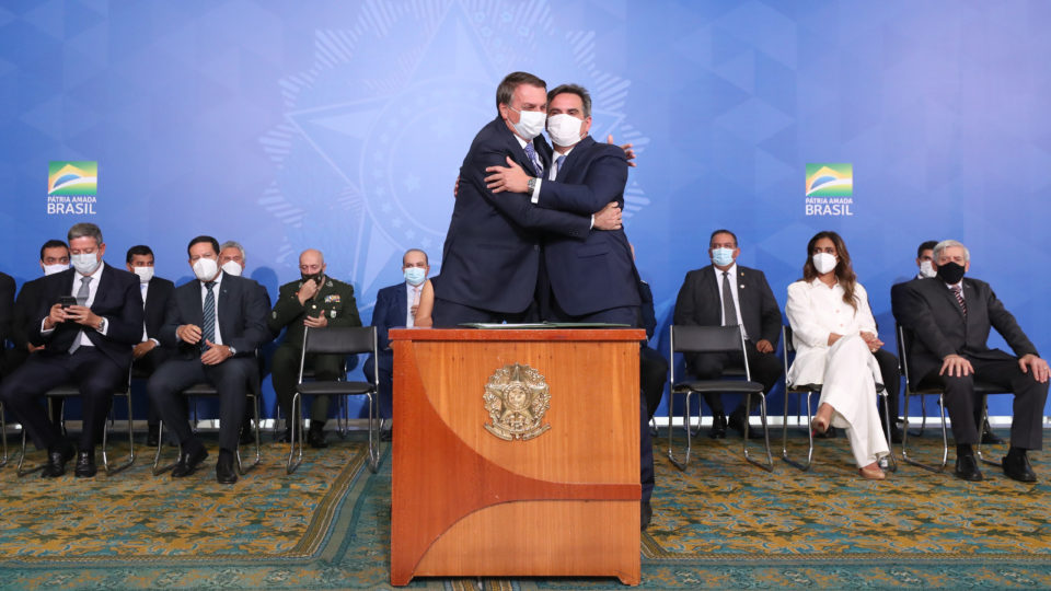 O Centrão ganha a chave do cofre Ciro Nogueira, do PP, em sua posse como ministro-chefe da Casa Civil do governo Bolsonaro, em agosto de 2021.