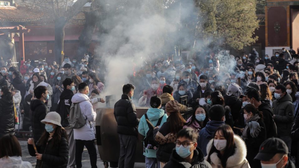 Fome, repressão, censura: 13 milhões de pessoas sob lockdown em Xi’an, na China Pessoas se reúnem em templo para comemorar a chegada do Ano Novo, 1 de janeiro, em Pequim, China