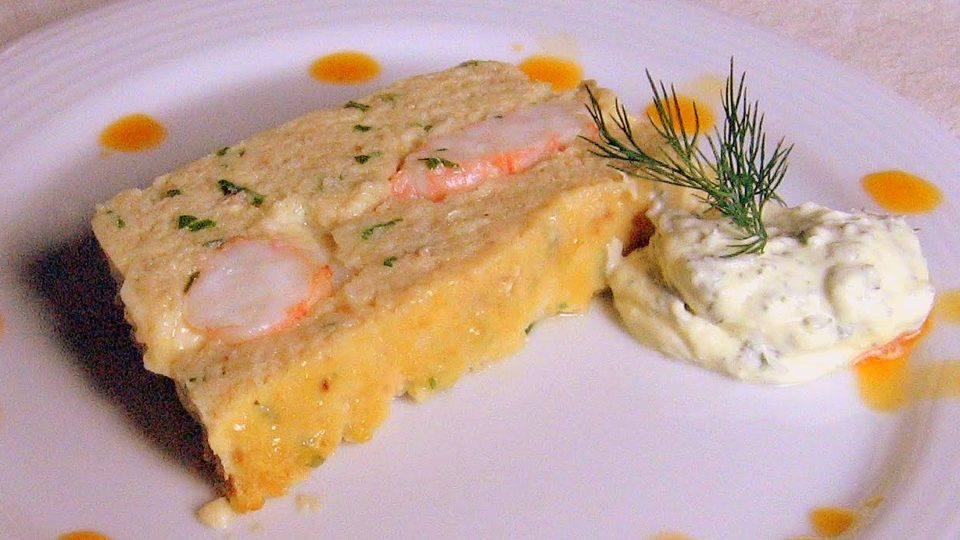 Já que é temporada de praia, que tal uma terrina – ou terrine – de peixe e camarão? terrine