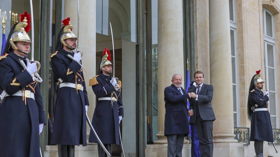 As despesas de Lula na turnê pela Europa. Você pagou a conta Lula é recebido com honrarias de chefe de Estado pelo presidente francês
