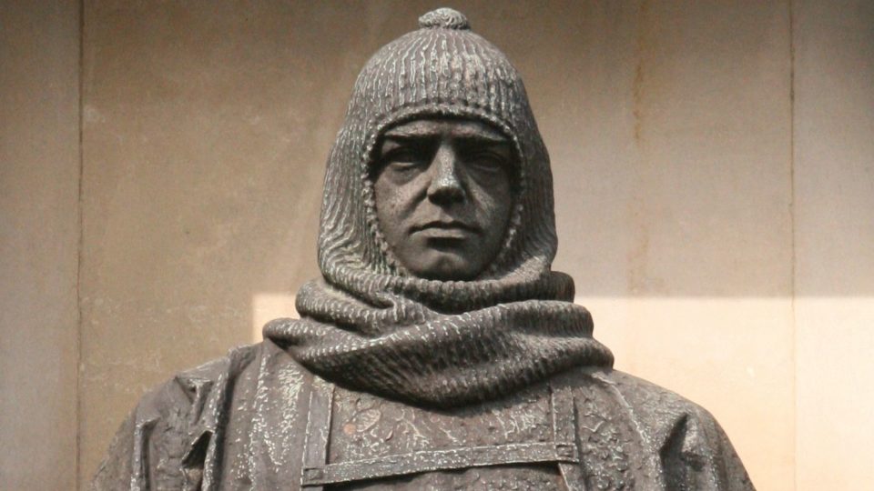 Shackleton: líder e herói no aparente fracasso Estátua de Sir Ernest Shackleton, no exterior da sede da Real Sociedade Geográfica, em Londres.