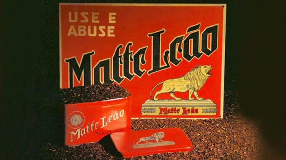 Dona da centenária Matte Leão retornará sede de São Paulo para Curitiba Antiga embalagem do Matte Leão, fabricado pela Leão Júnior. Empresa é uma das mais icônicas da história do Paraná