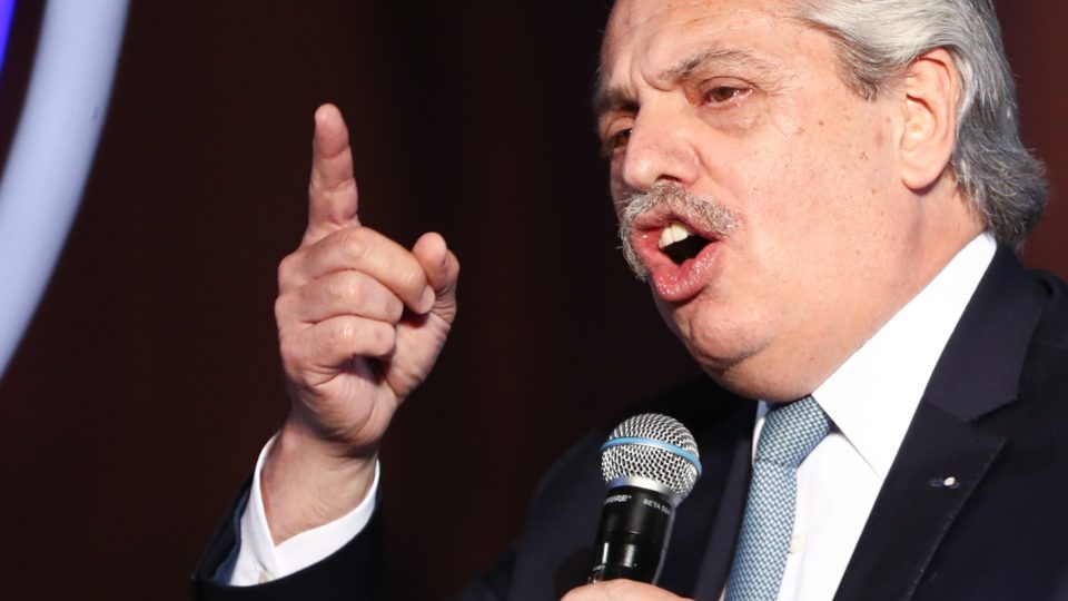 Fernández pede investigação sobre suposto uso de serviço de inteligência por Macri Presidente da Argentina alega que há indícios de que houve espionagem ilegal e perseguições judiciais contra sindicalistas e opositores durante mandato de seu antecessor