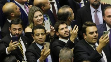 Deputados interagem com os próprios celulares durante sessão da Câmara em 2019