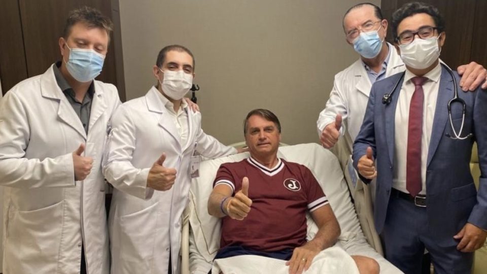 Após dois dias internado, Bolsonaro recebe alta de hospital em SP Presidente Bolsonaro comemorou a recuperação e publicou uma foto junto da equipe médica que o acompanhou durante o internamento.