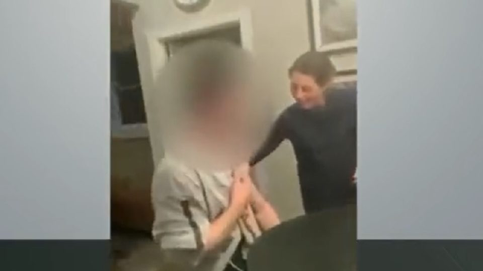 Professora é detida nos EUA após supostamente vacinar jovem sem a permissão dos pais Imagem do vídeo que viralizou no início desta semana.