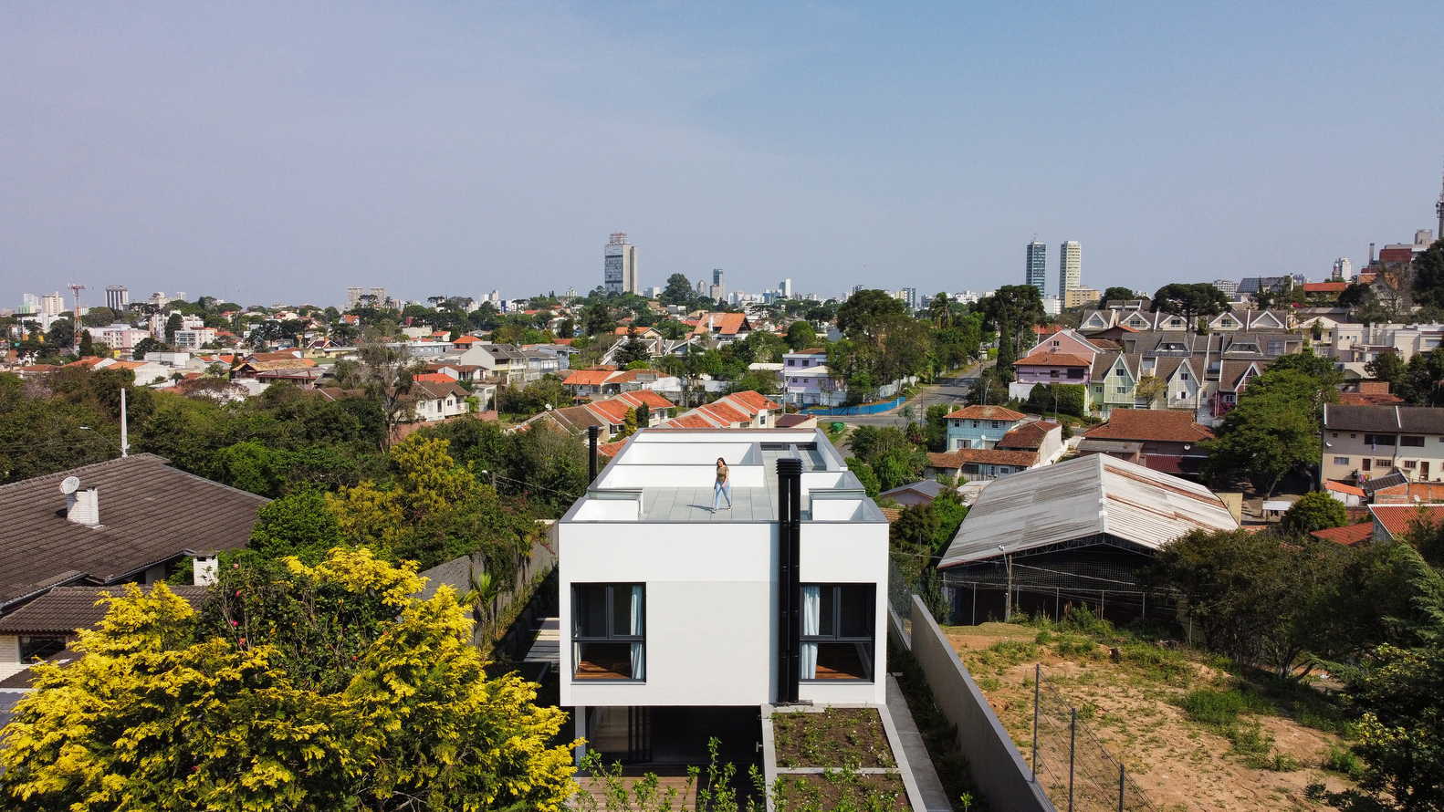 Casa Bazzotti é nova residência projetada pelo Saboia+Ruiz Arquitetos no Vista Alegre, em Curitiba, com 370 m².