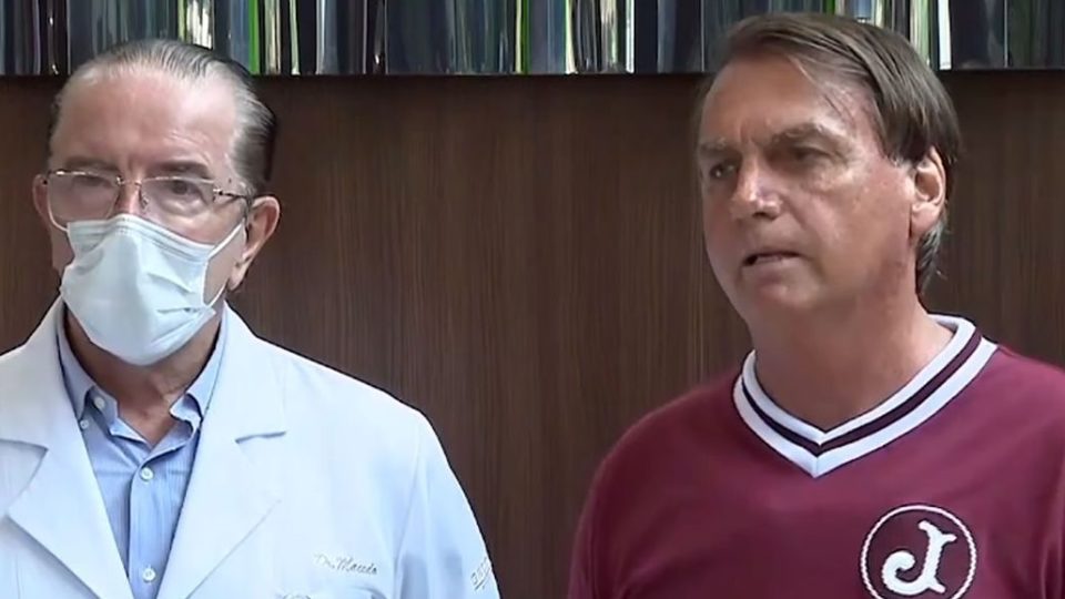 Médico explica quadro de Bolsonaro e diz haver chance de novas obstruções no futuro Presidente Jair Bolsonaro, acompanhado do médico Dr. Antônio Luiz de Macedo durante entrevista coletiva.