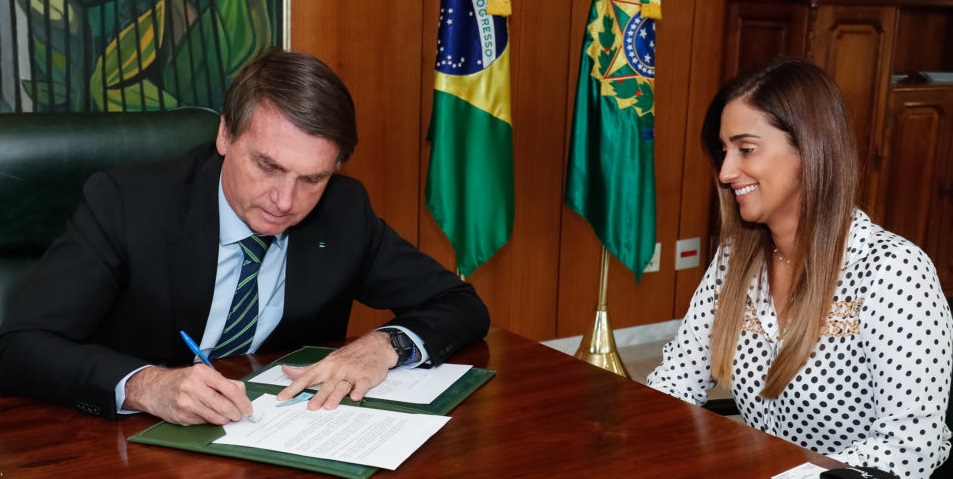 Bolsonaro diz que Flávia Arruda não será demitida pela imprensa e nega pressão O presidente Jair Bolsonaro negou que esteja ocorrendo algum tipo de pressão para a demissão da ministra da Secretaria de Governo, Flávia Arruda, e afirmou que a indicação para o cargo foi dele.