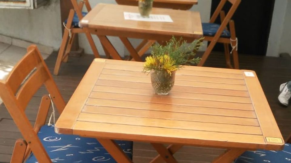 Película e tecido especiais protegem contra a variante ômicron nas mesas dos restaurantes proteger mesas restaurante