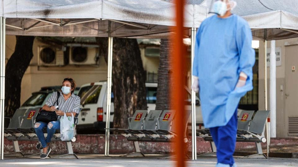 Argentina tem maior número de casos de Covid-19 desde início da pandemia Mulher aguarda para fazer teste de Covid-19 em Buenos Aires, Argentina, 28 de dezembro