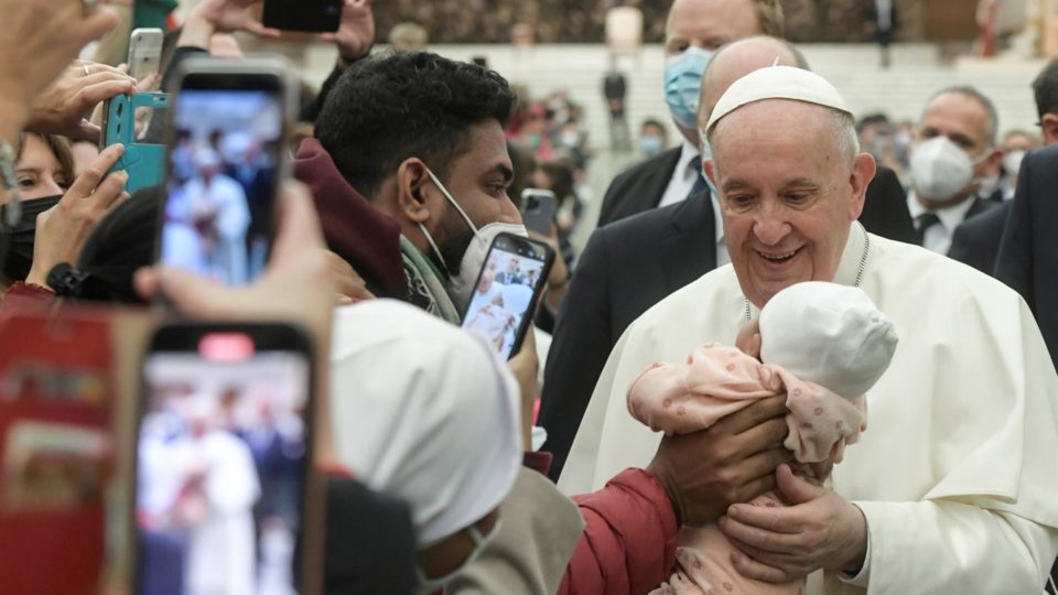 Papa defende adoção e critica casais que colocam animais de estimação “no lugar dos filhos” Durante a audiência geral de quarta-feira, Francisco afirmou que “renegar a paternidade e a maternidade nos diminui”