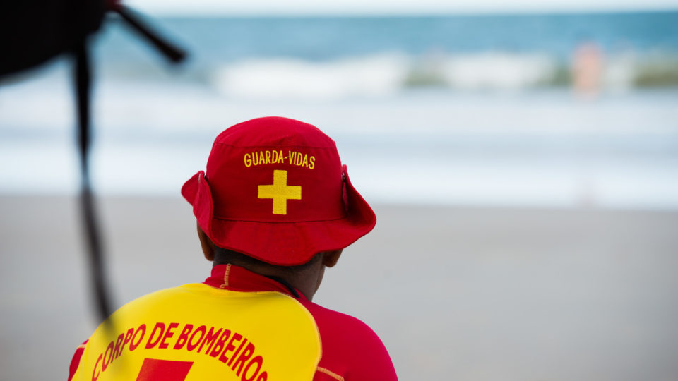 Ataque de abelhas deixa 18 pessoas feridas em Matinhos, no litoral do Paraná Ataque de abelhas deixa 18 pessoas feridas em Matinhos, no litoral do Paraná
