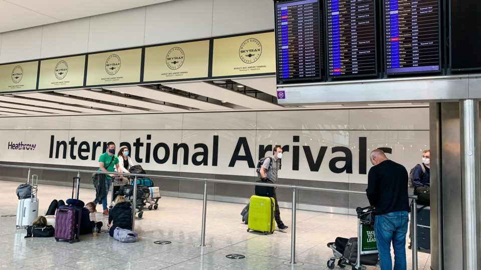 Inglaterra não vai mais exigir teste PCR antes de viagem para o país Área de desembarque internacional no Aeroporto de Heathrow, o mais movimentado do Reino Unido