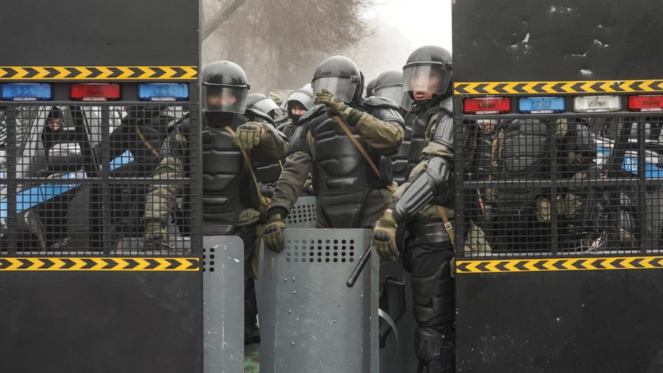 Aliança de ex-repúblicas soviéticas vai enviar tropas ao Cazaquistão Policiais tentam dispersar manifestantes em Almaty, maior cidade do país