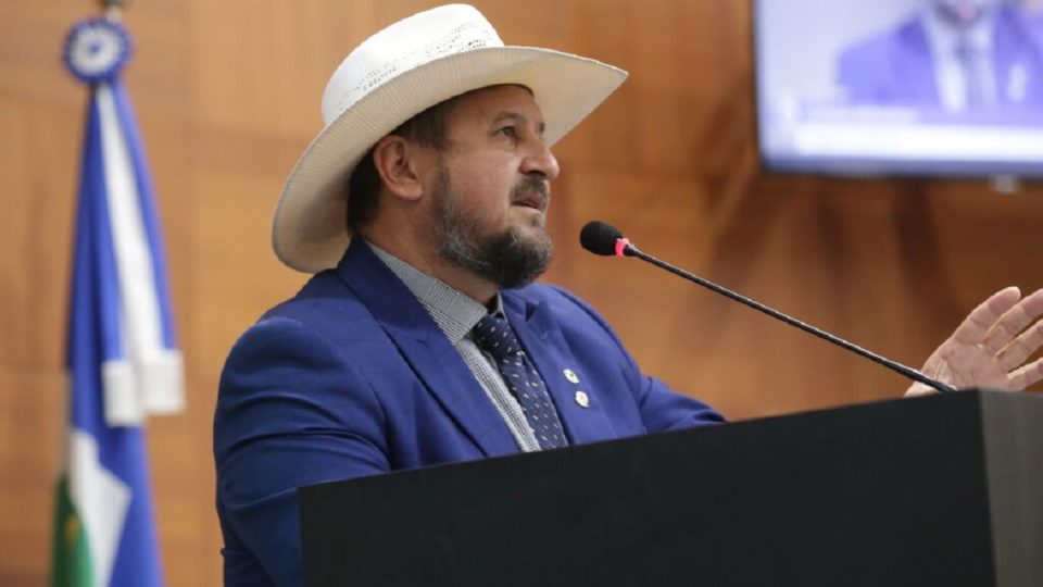MT: avança projeto de lei que tenta proibir passaporte da vacina no estado Projeto de autoria do deputado Gilberto Cattani (PSL), prevê que o comprovante de vacinação não poderá ser exigido como condicionante para acesso a estabelecimentos públicos e privados em Mato Grosso.