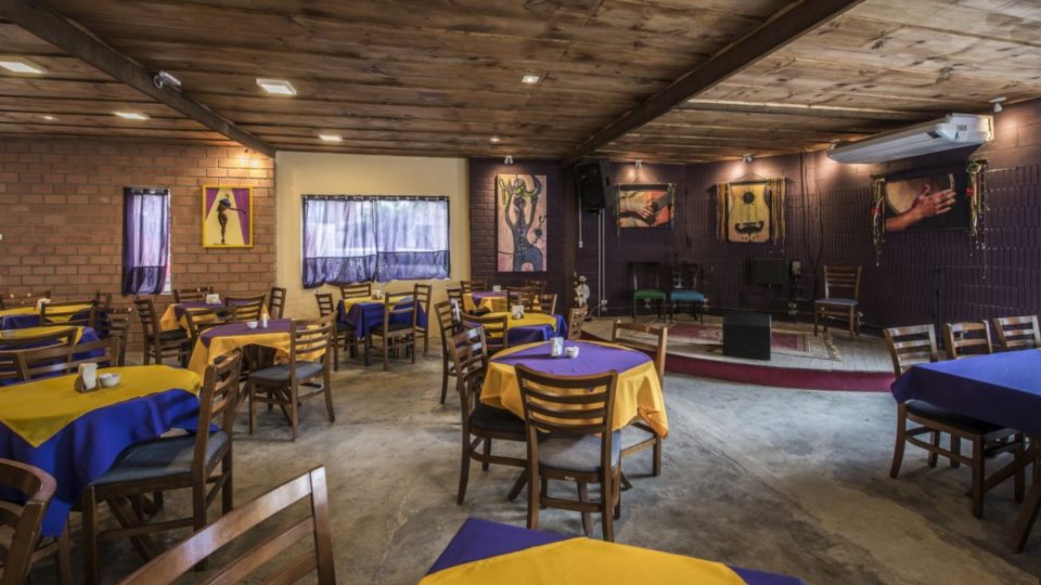 Restaurantes seguem com medidas restritivas mínimas em Curitiba, mas em alerta Medidas restritivas