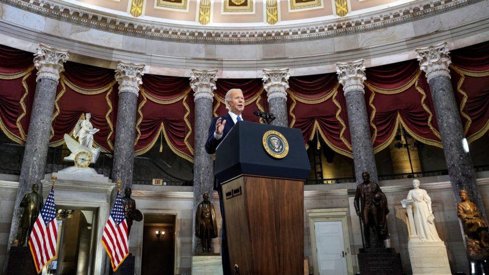 Democratas exploram a invasão do Capitólio e entregam o jogo O presidente dos EUA, Joe Biden, faz discurso no aniversário de um ano da invasão ao Capitólio dos EUA, 6 de janeiro