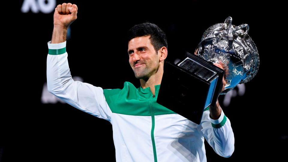 Djokovic sobre perder troféus por recusar a vacina: “é um preço que estou disposto a pagar” O tenista Novak Djokovic com o troféu de campeão do Australian Open de 2021.