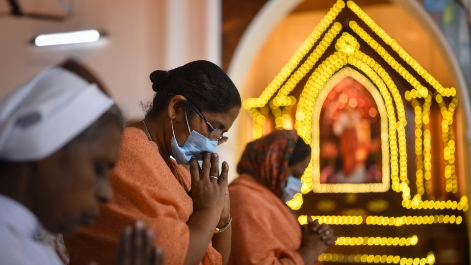 Violência contra cristãos na Índia em 2021 foi a maior da história, aponta organização Cristãs fazem orações durante a missa de Natal na Catedral de Chennai, na Índia