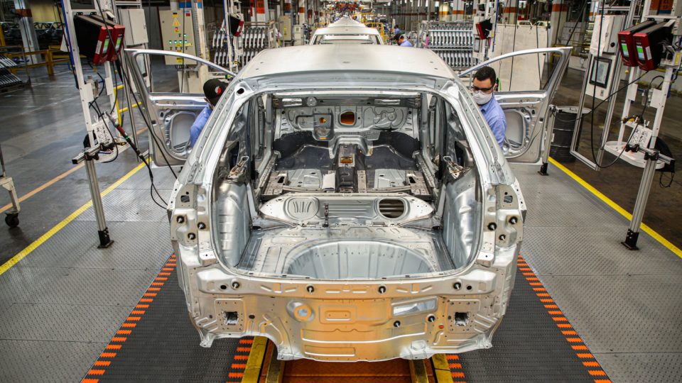 Montadoras devem reduzir emissão de poluentes de carros e ganham tempo para concluir modelos inacabados Montadora de automóveis