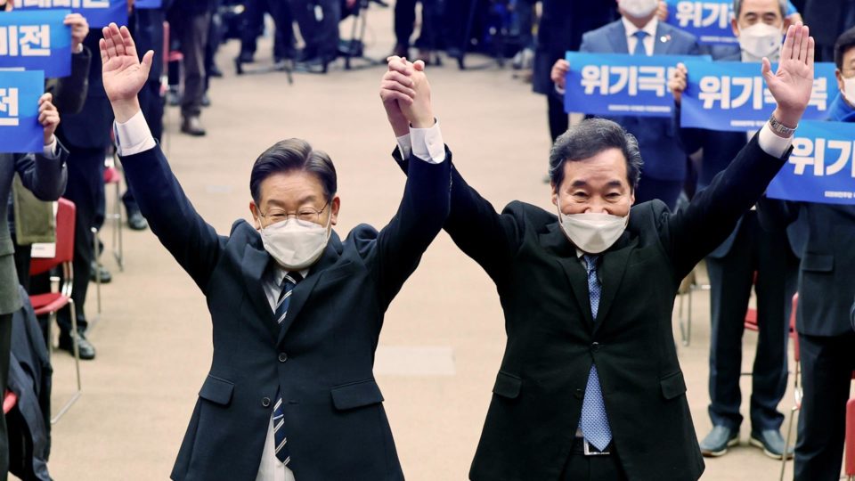 14 eleições para ficarmos de olho em 2022 – África, Ásia e Oceania Lee Jae-myung (esq.), candidato governista à presidência da Coreia do Sul, ao lado do ex-chefe do Partido Democrático e seu adversário nas primárias, Lee Nak-yon, 5 de janeiro